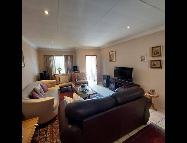 2 BEDROOM TOWNHOUSE FOR SALE IN ALBERTON CENTRAL